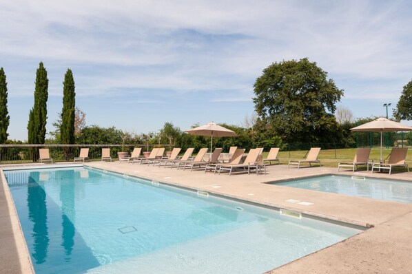 Piscine extérieure (ouverte en saison), parasols de plage