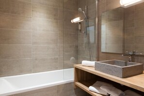 Deep-soaking bathtub