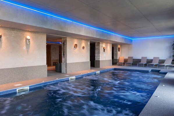 Piscine extérieure (ouverte en saison), parasols de plage