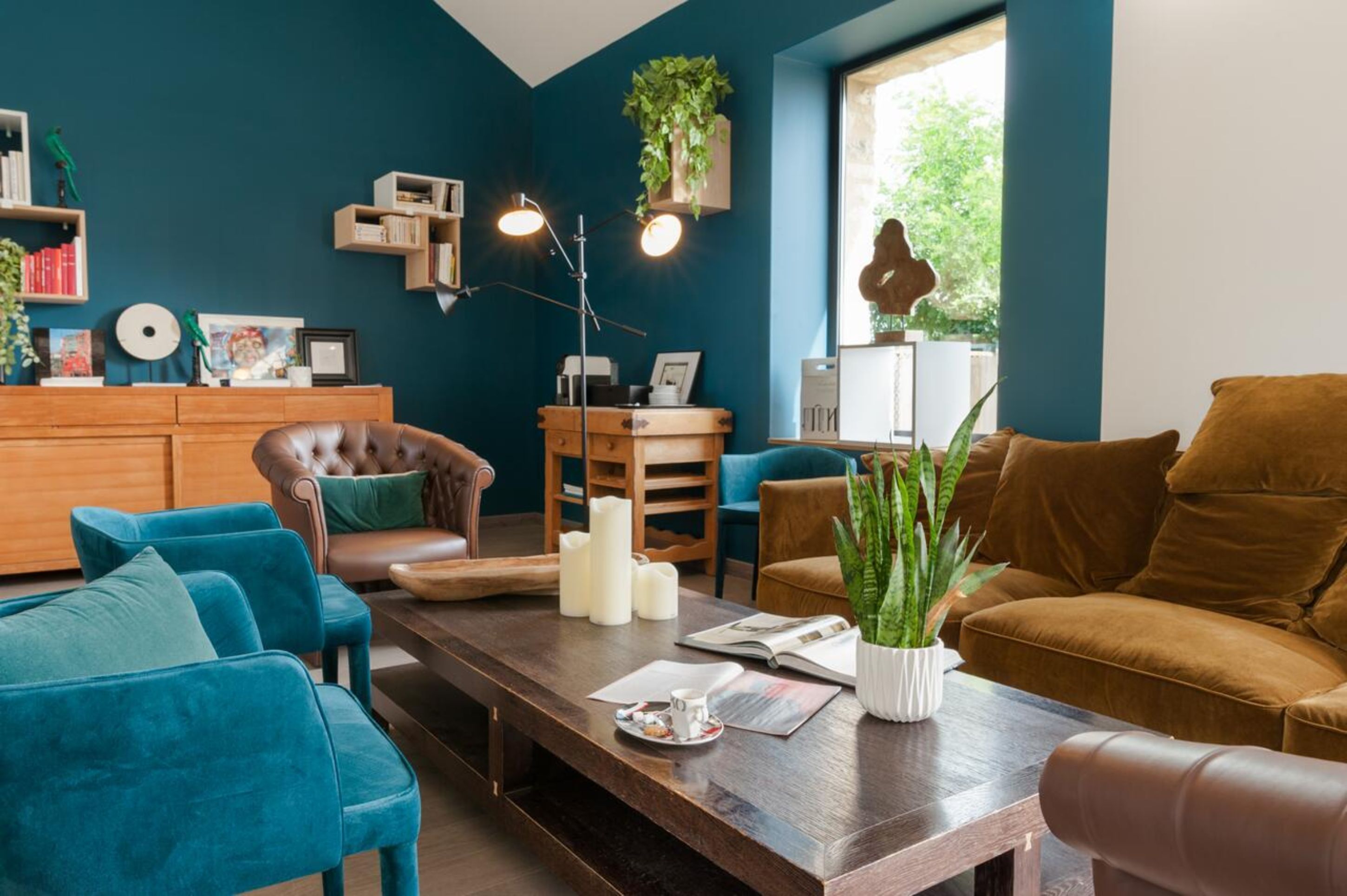 15-Zoll-Flachbildfernseher mit Kabelempfang, Fernseher, Bücher