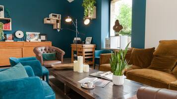 15-Zoll-Flachbildfernseher mit Kabelempfang, Fernseher, Bücher