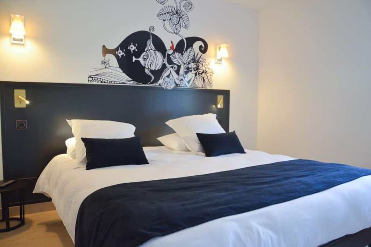 Suite | Blackout drapes, iron/ironing board (on request), bed sheets