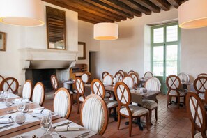 Déjeuner et dîner servis sur place, spécialités Cuisine régionale