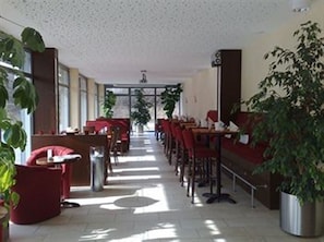 Desayuno buffet (EUR 9 por persona) 