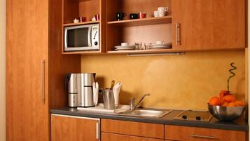Hypo-allergenic bedding, minibar, desk, soundproofing