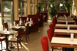 Desayuno buffet diario (EUR 9 por persona)