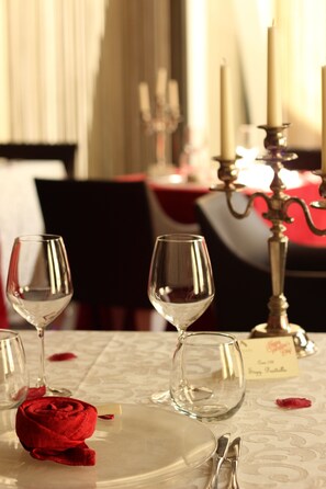 Frühstück, Mittagessen, italienische Küche, Blick auf den Pool 