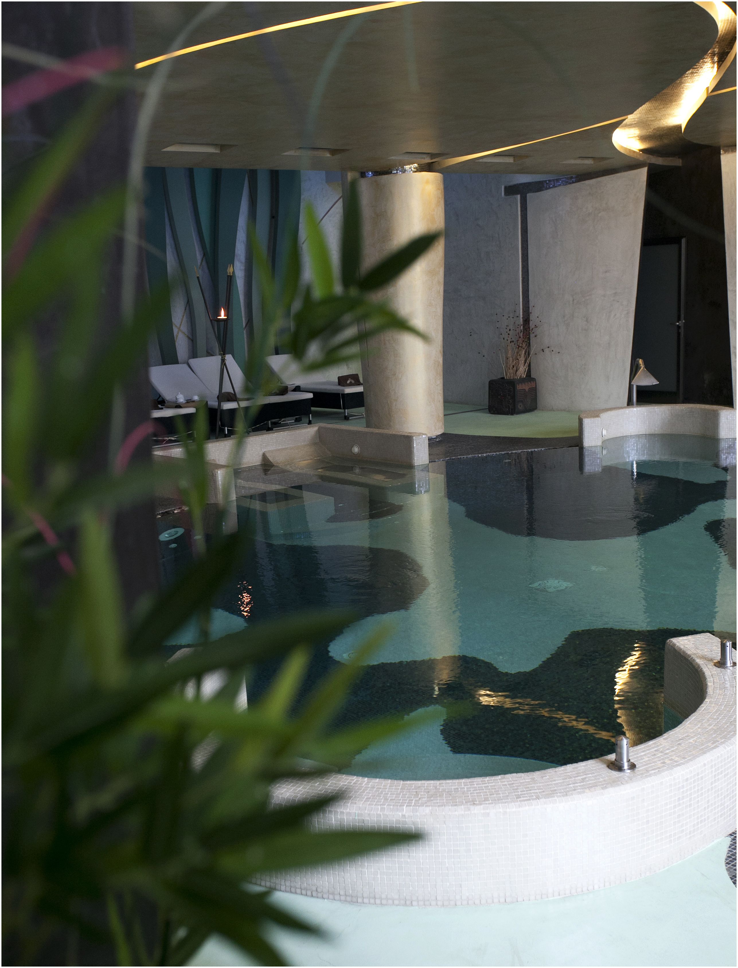 Indoor spa tub