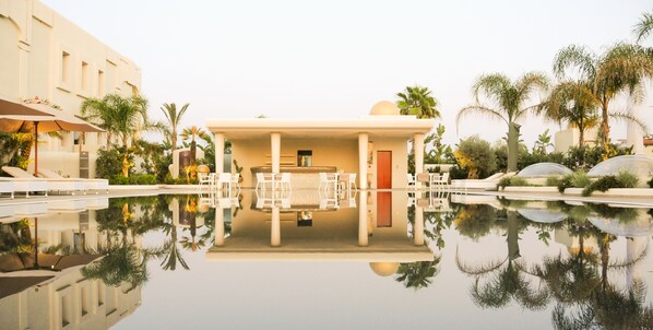 Alberca techada y alberca al aire libre