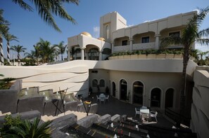 Alberca techada y alberca al aire libre