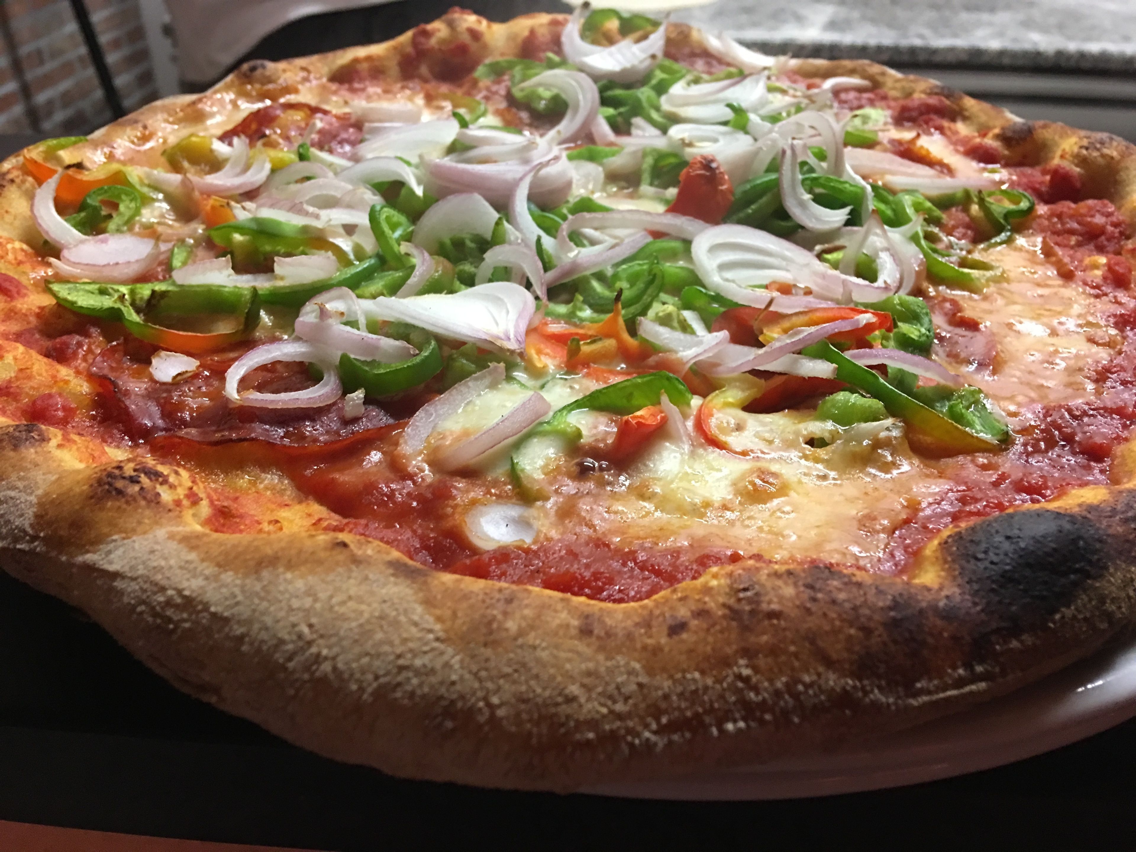 Una pizza condita.