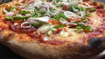 Una pizza condita.