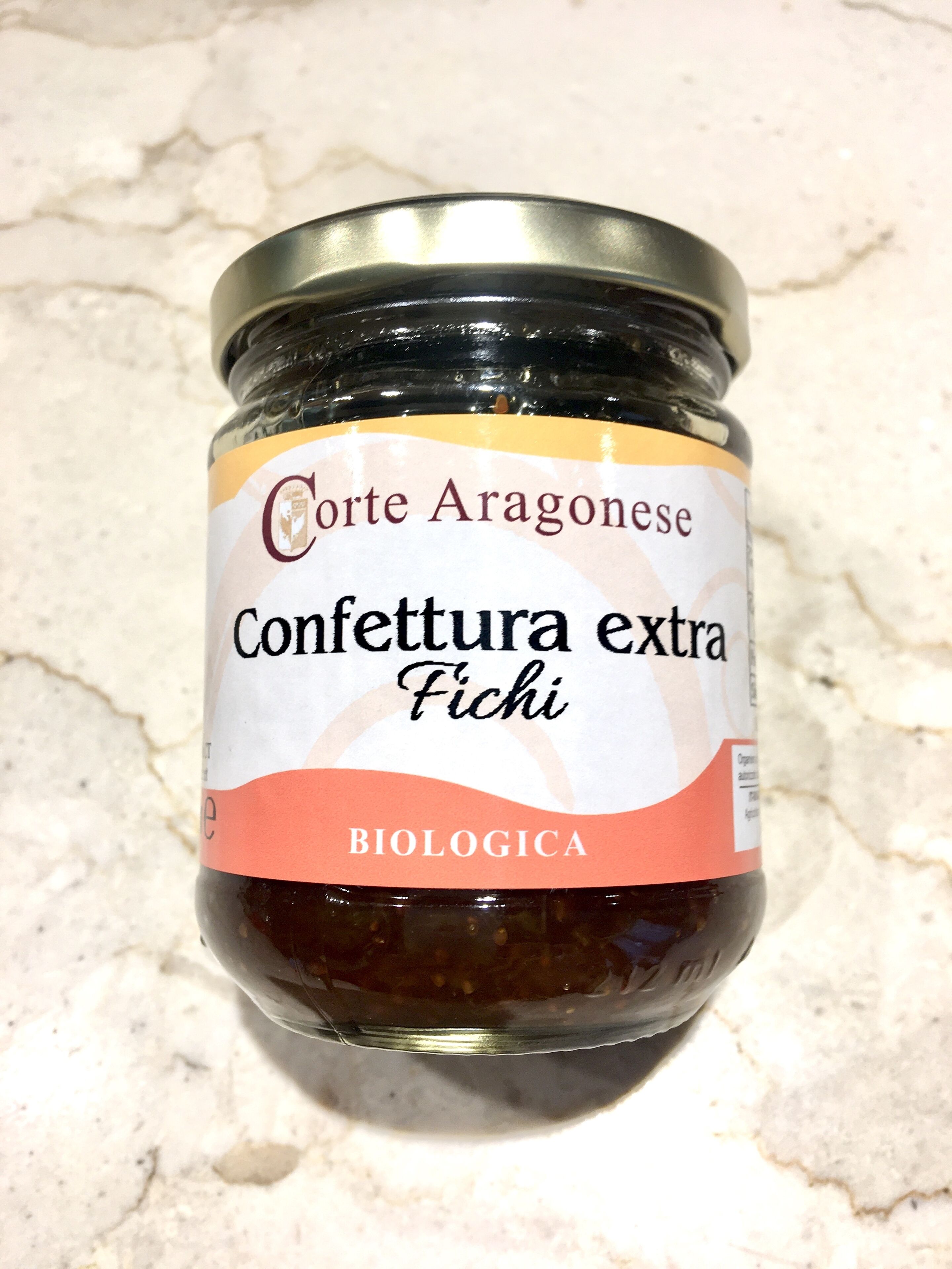 Um frasco de extra marmelada Fichi com etiqueta indicando que é biológica.