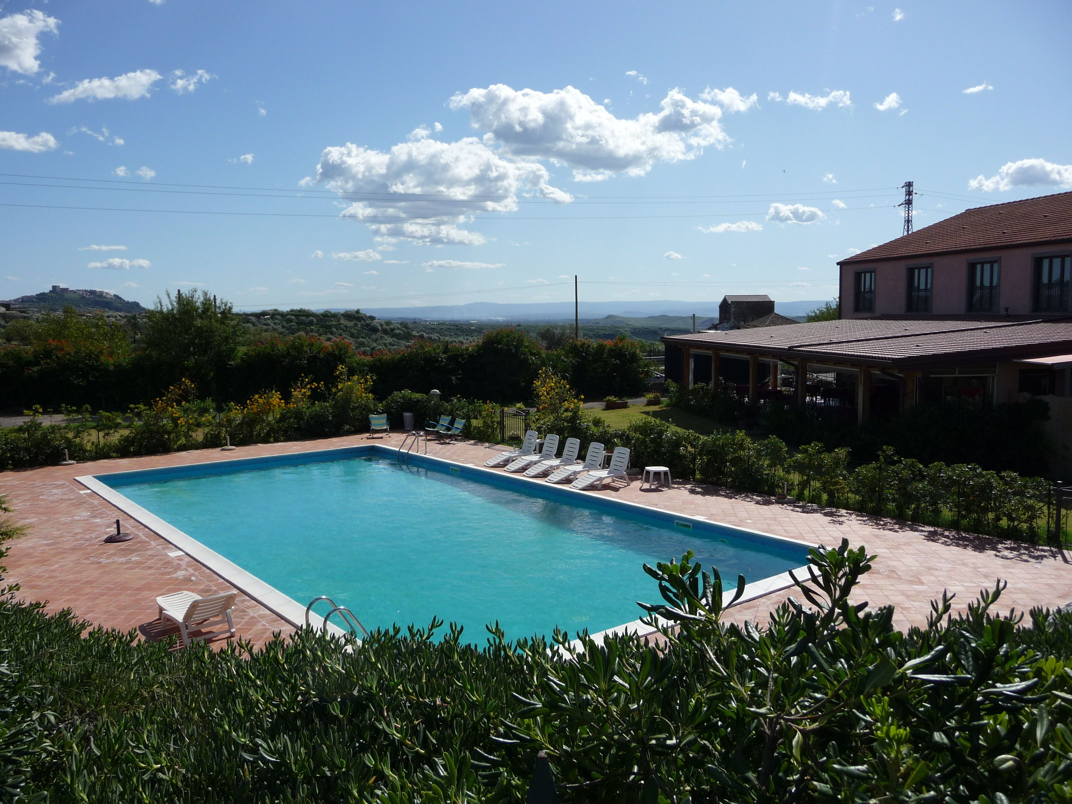室外游泳池，日光浴躺椅