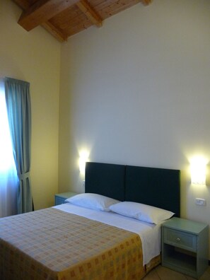 Economy Double Room | Premium bedding, Select Comfort beds, blackout drapes, free WiFi - Corte Aragonese (Santa Maria di Licodia)