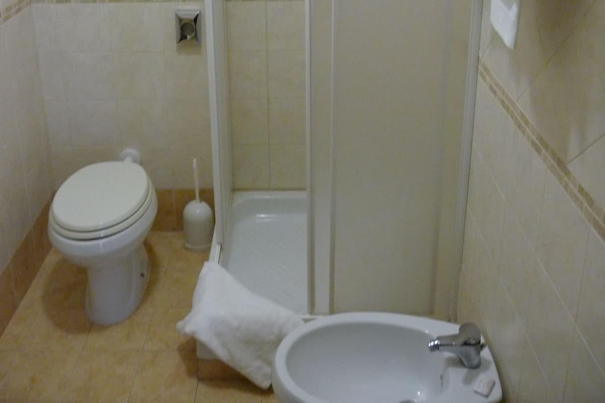 Buồng tắm vòi sen, đồ dùng nhà tắm miễn phí, máy sấy tóc