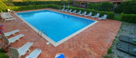 Piscina externa, espreguiçadeiras