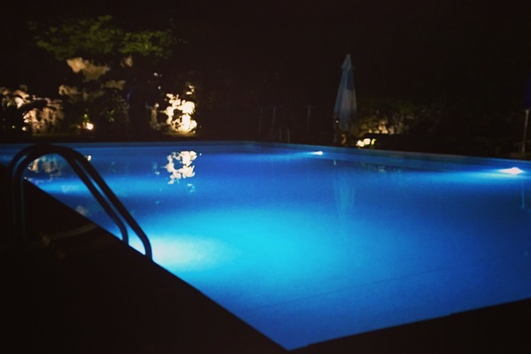 Ulkouima-allas, aurinkotuoleja