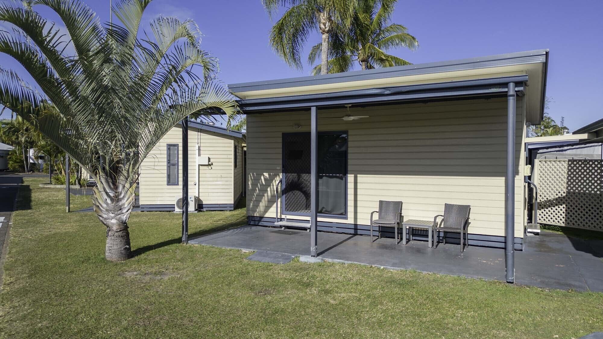 Budget One-Bedroom Cabin (with Private External Bathroom) | WiFi, bed sheets