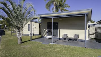 Budget One-Bedroom Cabin (with Private External Bathroom) | WiFi, bed sheets