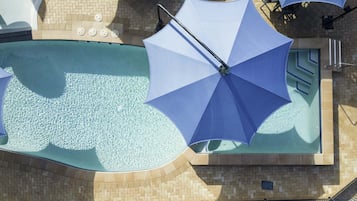 4 outdoor pools, pool umbrellas, sun loungers