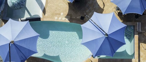 4 piscines extérieures, parasols de plage, chaises longues
