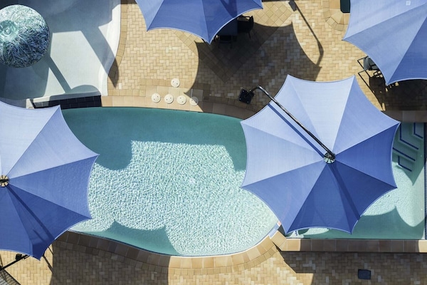 4 utomhuspooler, parasoller och solstolar