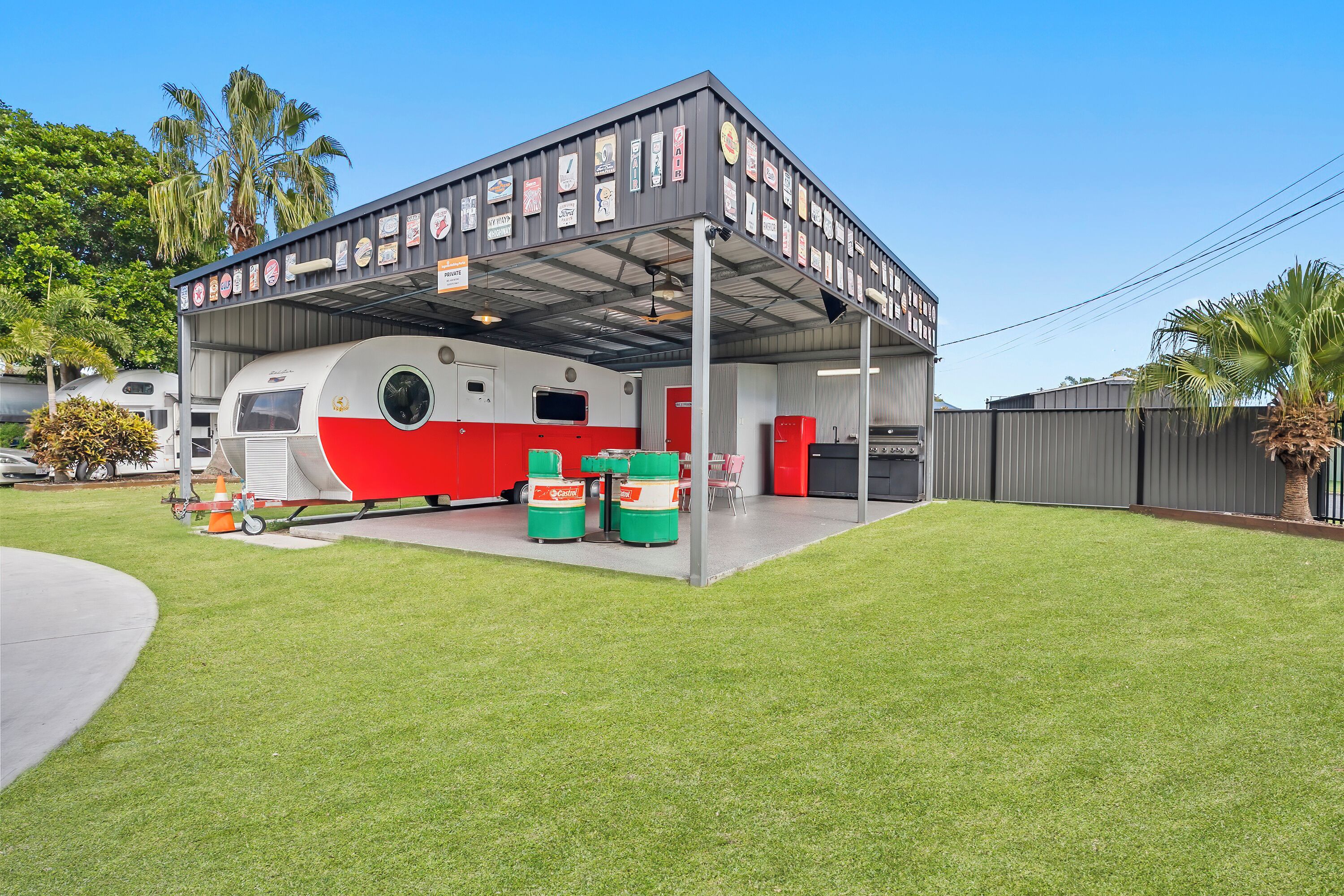 Retro Bel Air Caravan (with Private External Bathroom) | WiFi, bed sheets