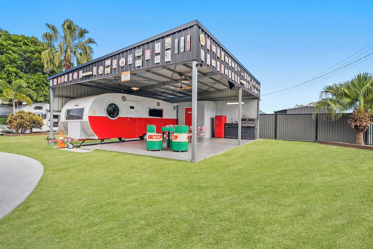 Retro Bel Air Caravan (with Private External Bathroom) | WiFi, bed sheets