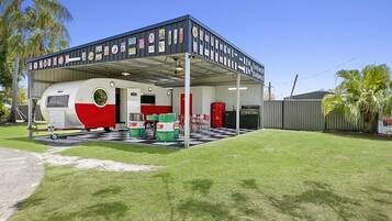 Retro Bel Air Caravan (Shared Toilet) | Terrace/patio