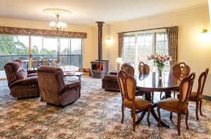 Casa, 4 quartos (Cooinda House (Located in Olinda)) | Área de estar | TV de tela plana, DVD player