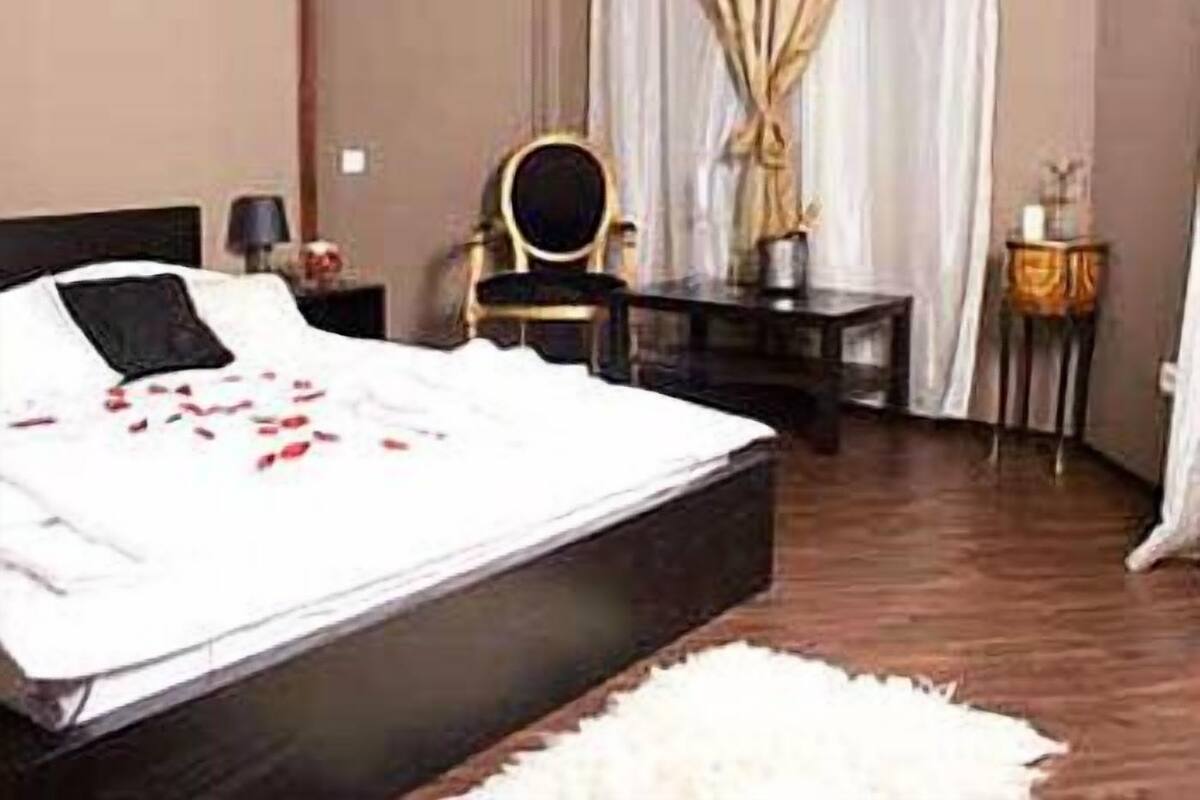 Premium bedding, free WiFi