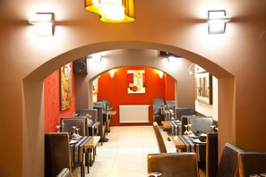 朝食、ランチ、ディナーに営業 (屋外席)