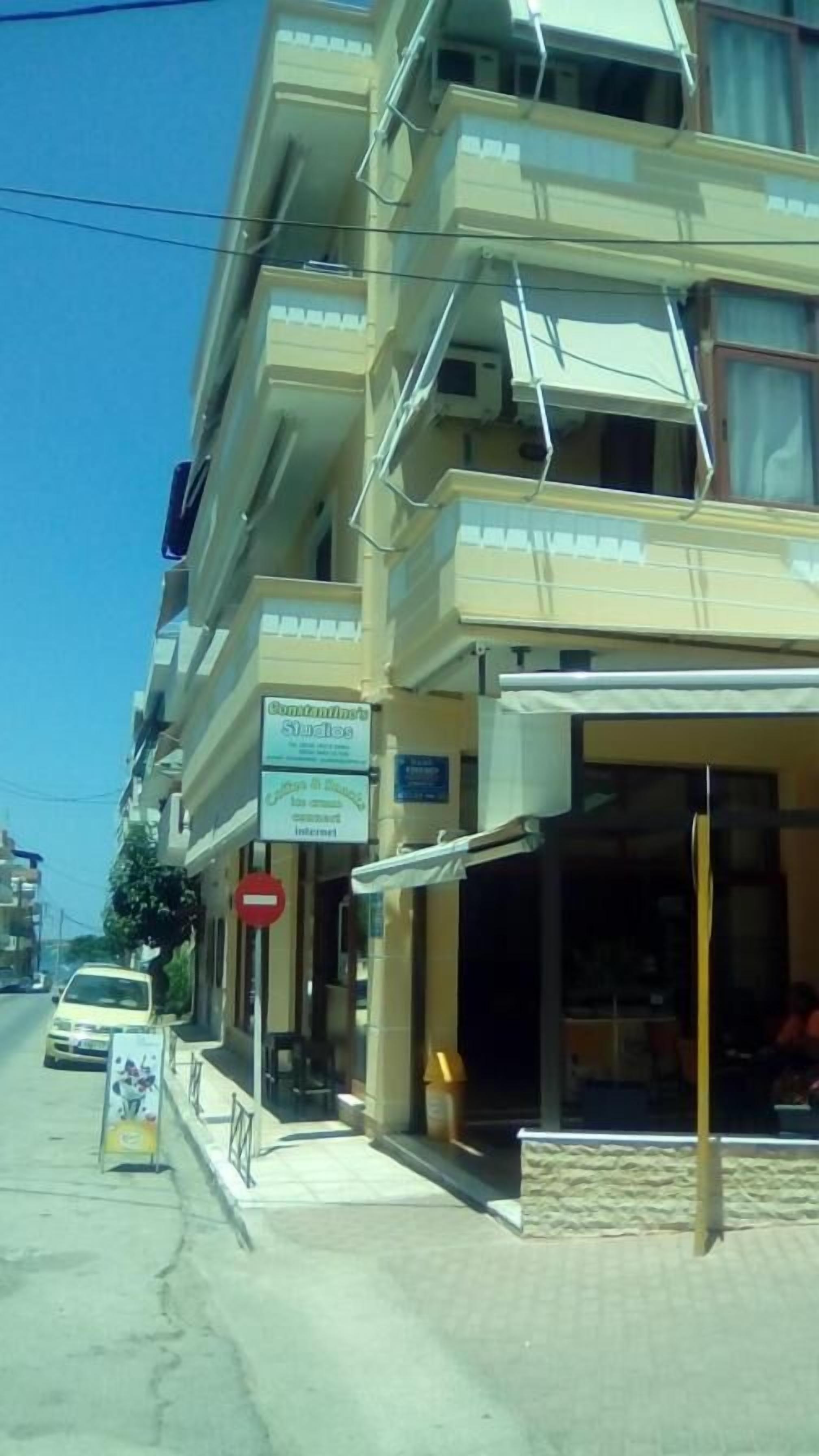Un edificio de varios pisos con un letrero que dice 'Gurantimnha Suites' y un letrero de 'No Entrar'.