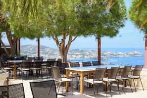 Internasjonale retter, utsikt mot bassenget 