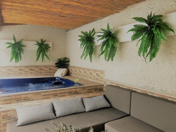 Outdoor pool, sun loungers - Molicie Hotel (Medellin)