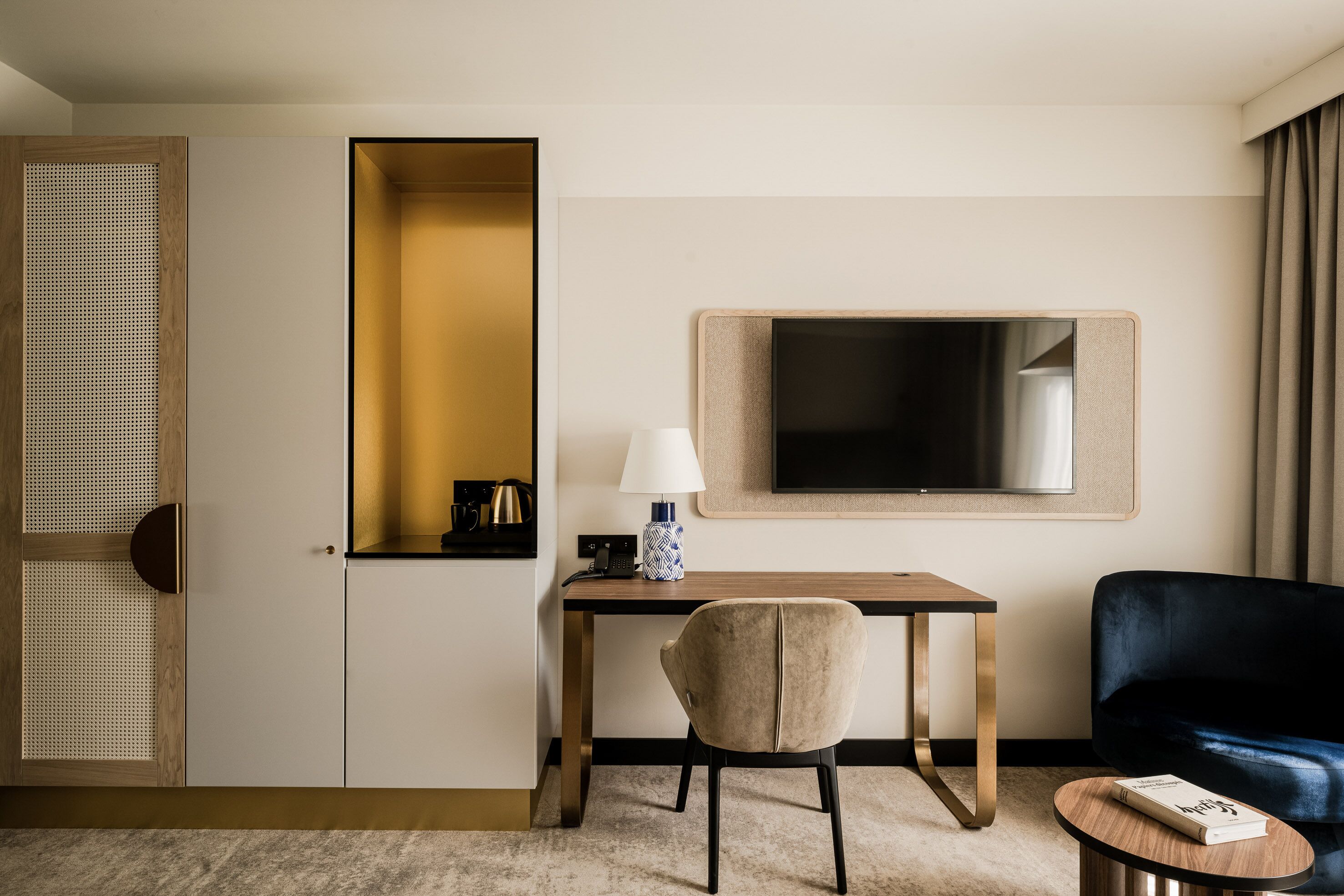 standard room, 1 queen bed, balcony | television