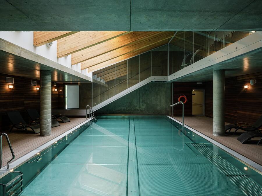 Piscine couverte, accÚs possible de 08 h 00 à 20 h 00, chaises longues