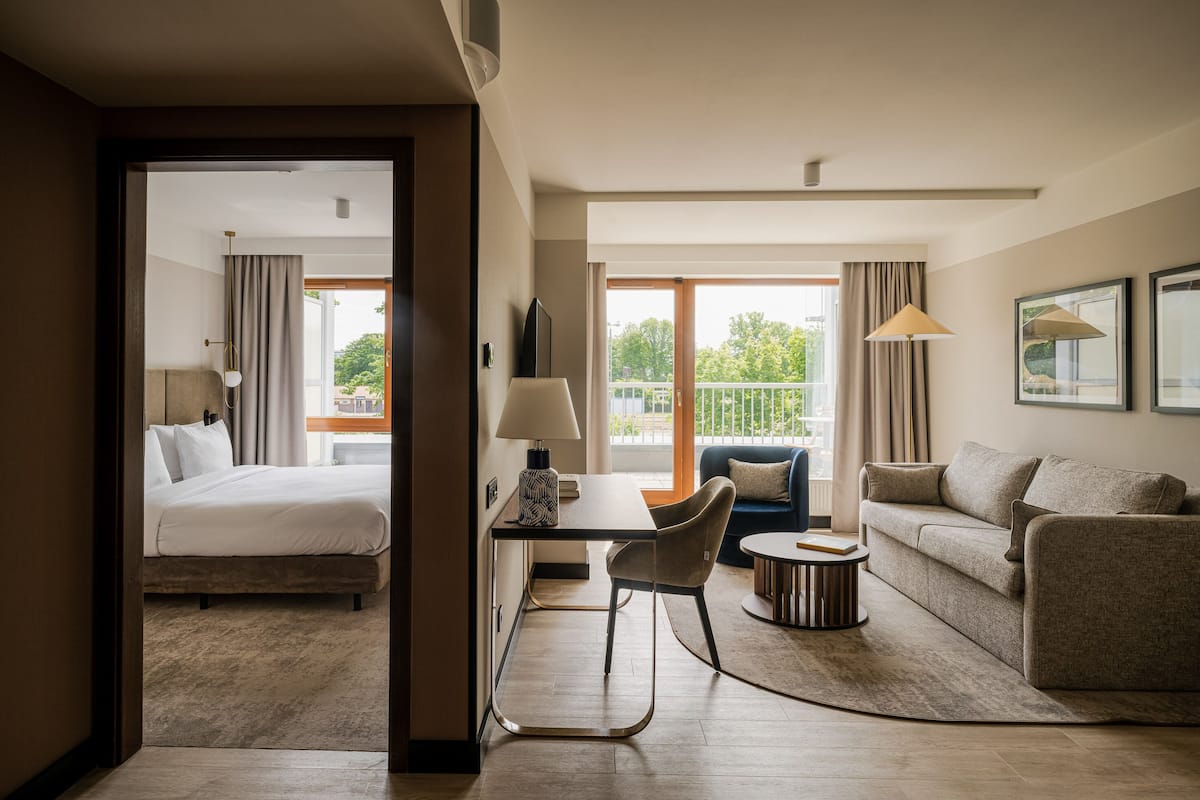 2 bedrooms, minibar, in-room safe, desk
