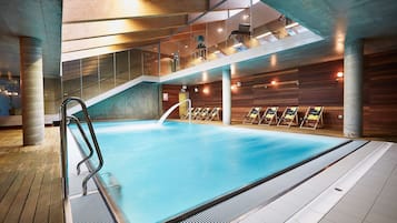 Indendørs pool, åben fra kl. 08.00 til kl. 20.00, liggestole