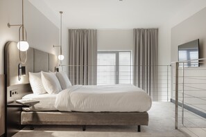 Superior-Suite, Mehrere Betten, Balkon | Minibar, Zimmersafe, Schreibtisch, laptopgeeigneter Arbeitsplatz