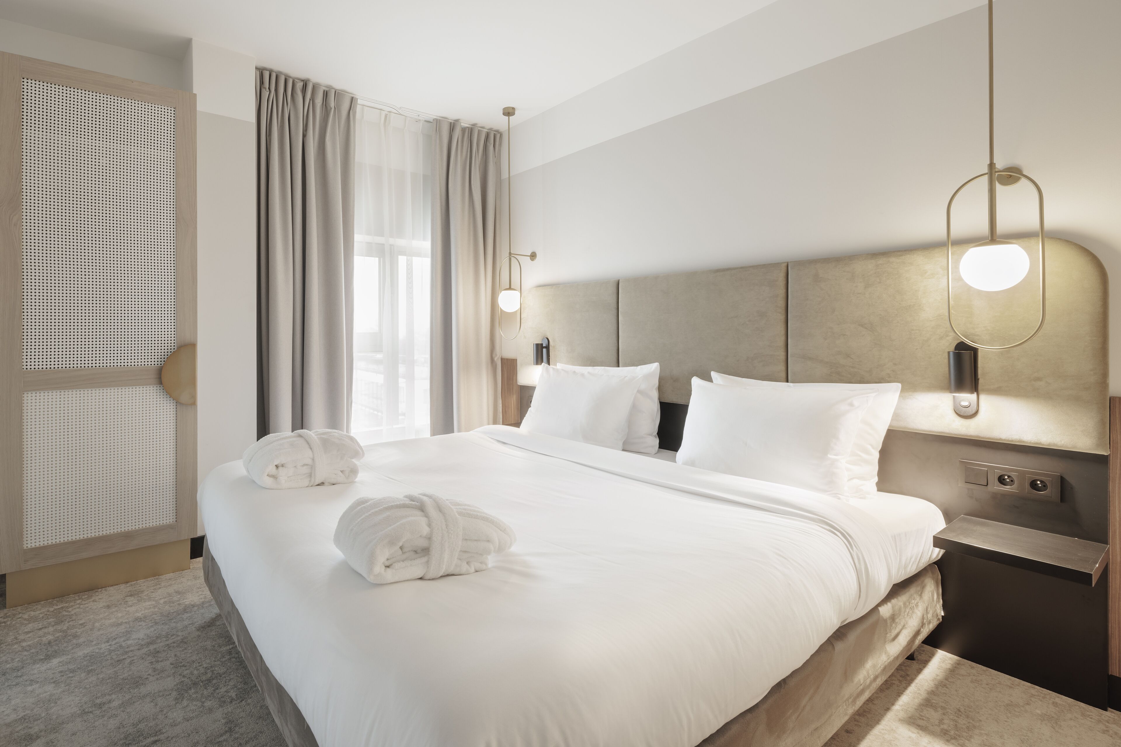 Grand suite, 2 slaapkamers | Een minibar, een kluis op de kamer, een bureau, een laptopwerkplek