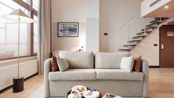 Minibar, caja de seguridad en la habitación y escritorio