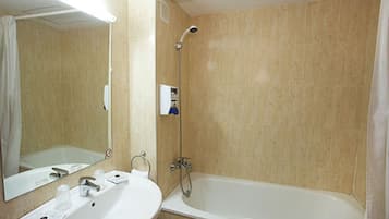 Combined shower/tub, hair dryer, towels