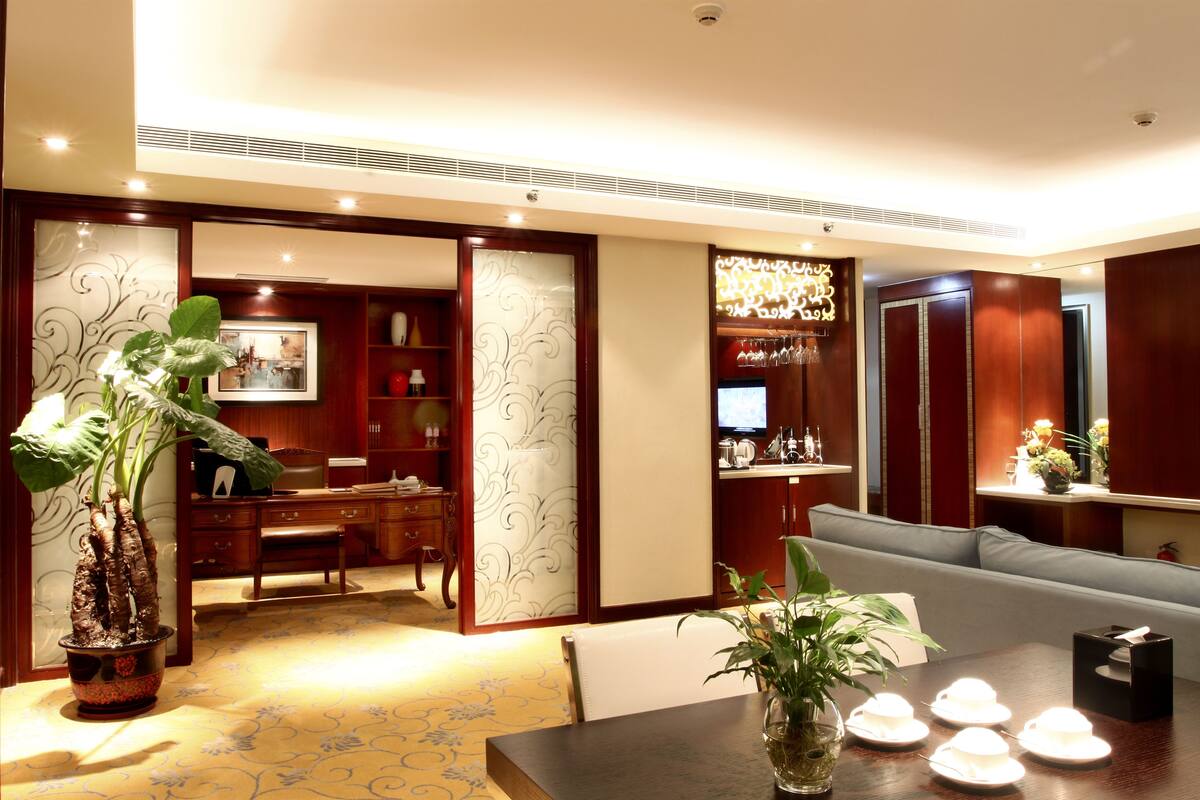 Executive Suite | In-room safe, desk, soundproofing, iron/ironing board