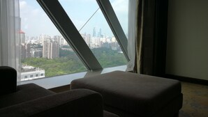 Business King Room | In-room safe, desk, soundproofing, iron/ironing board - Daysun International Hotel (Guangzhou)