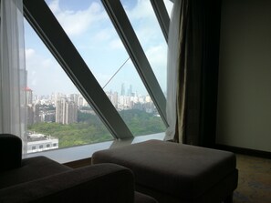 Businesshuone | Tallelokero huoneessa, työpöytä, äänieristys, silitysrauta/-lauta