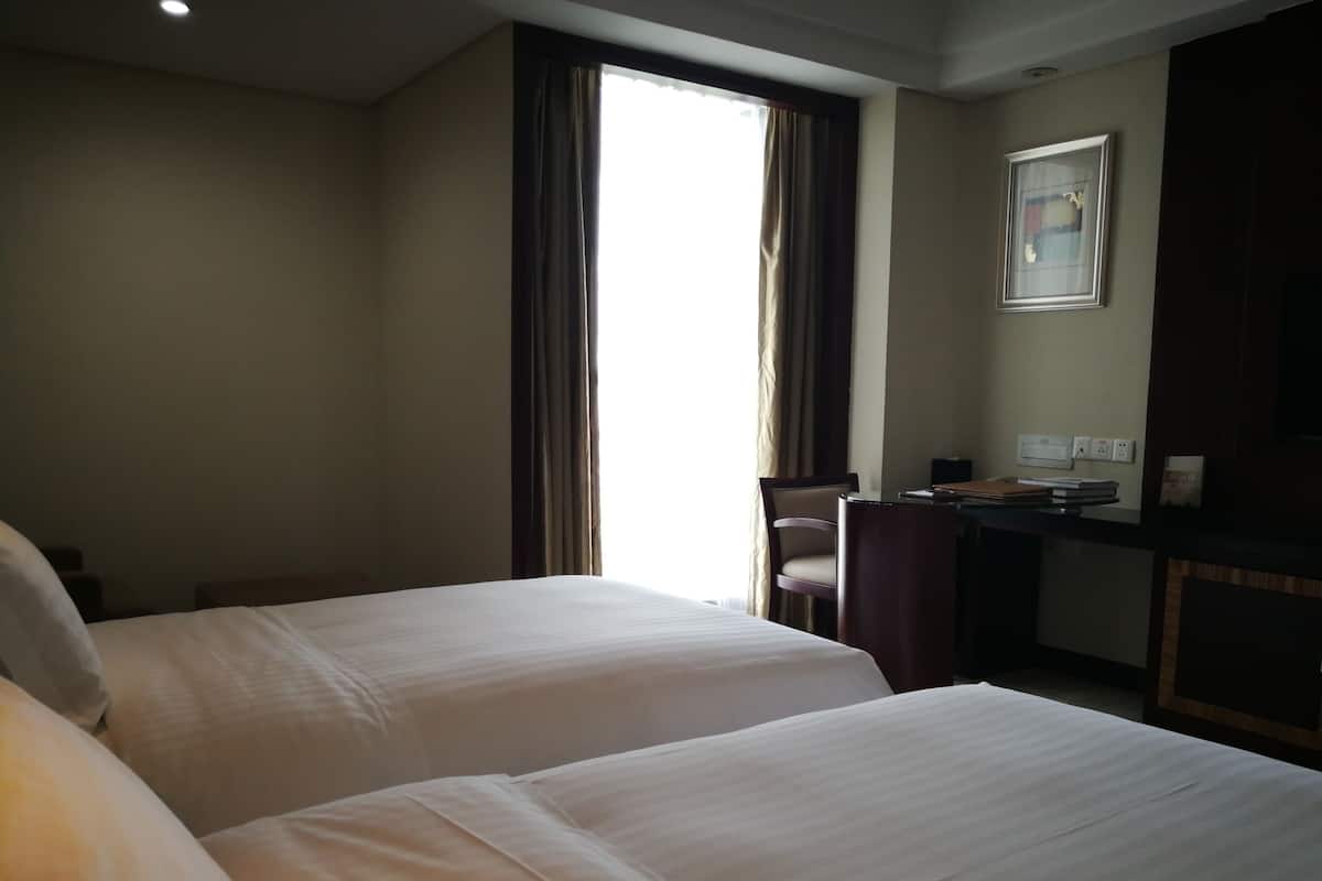 Business Twin Room | In-room safe, desk, soundproofing, iron/ironing board