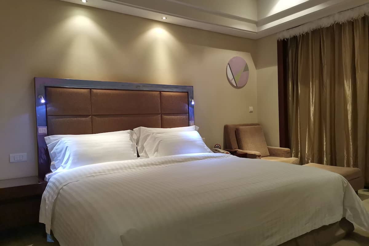 Premium Room, 1 King Bed | In-room safe, desk, soundproofing, iron/ironing board