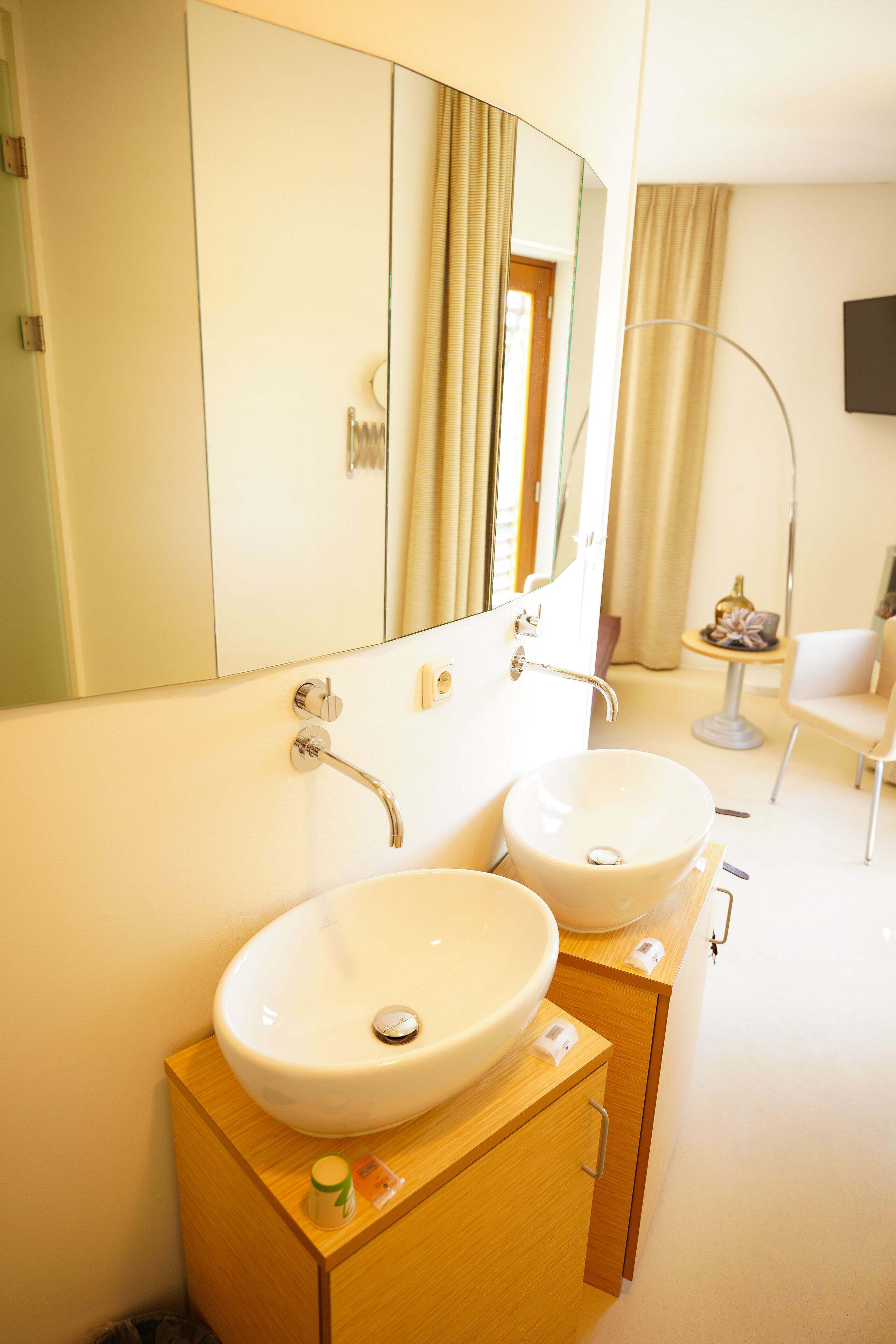 executive room | bathroom | separate bathtub and shower, deep-soaking bathtub, free toiletries